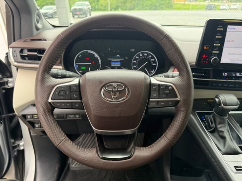 Used 2024 Toyota Sienna Platinum FWD image 13