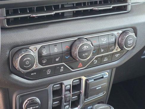 New 2025 Jeep Gladiator Willys image 21