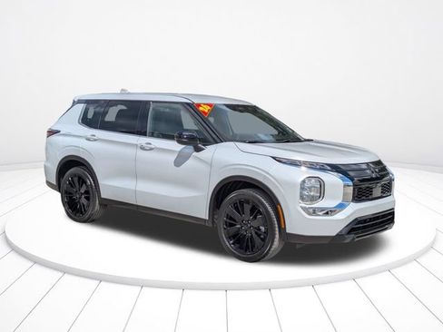 New 2026 Mitsubishi Outlander LE FWD image 2