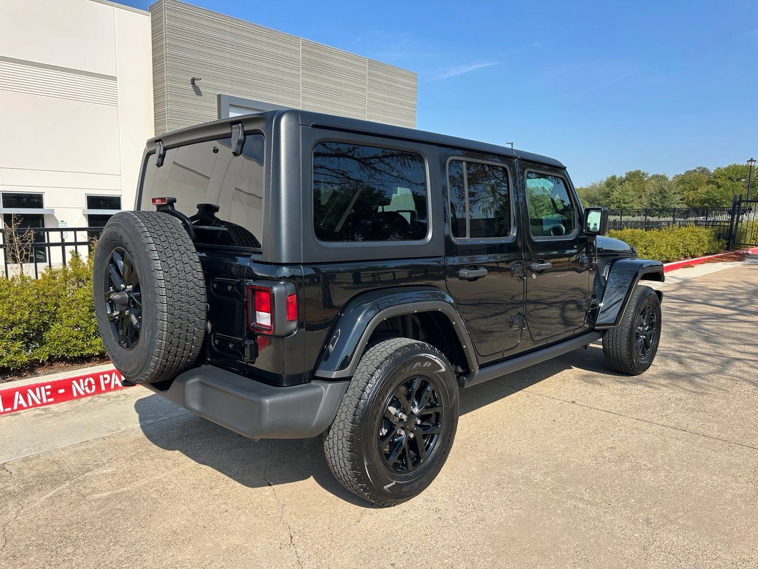 Used 2023 Jeep Wrangler Unlimited Sport AWD/4WD image 3