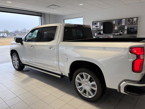 Used 2025 Chevrolet Silverado 1500 High Country image 3