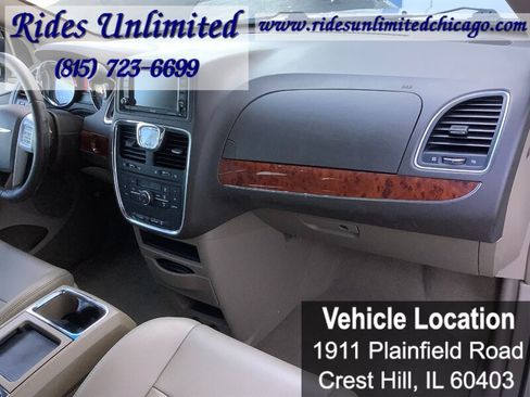 Used 2014 Chrysler Town & Country Touring FWD image 37