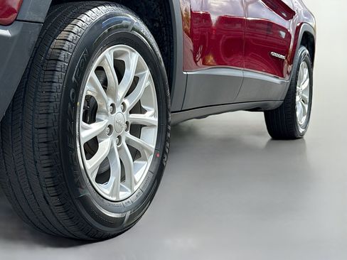 Used 2019 Jeep Cherokee Latitude w/ Cold Weather Group AWD/4WD image 16