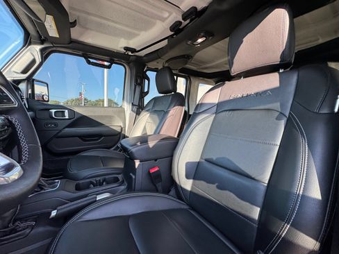 Used 2018 Jeep Wrangler Unlimited Sahara AWD/4WD image 34