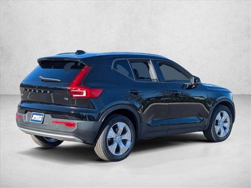 Used 2020 Volvo XC40 T4 Momentum image 5