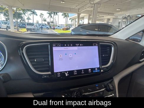 Used 2024 Chrysler Pacifica Touring-L image 12