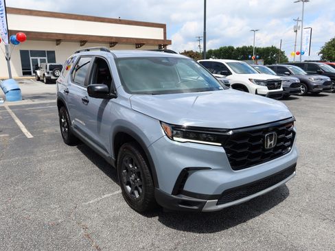 Certified 2025 Honda Pilot TrailSport image 2