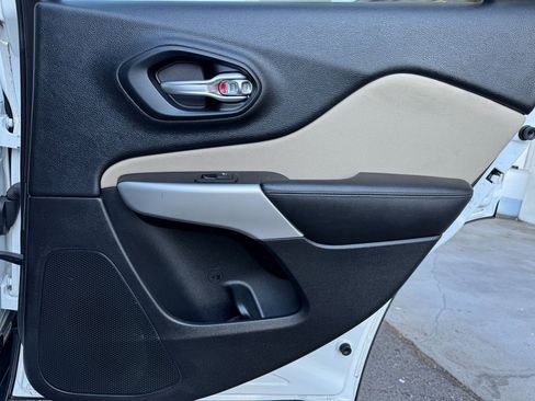 Used 2017 Jeep Cherokee Latitude w/ Comfort/Convenience Group image 16