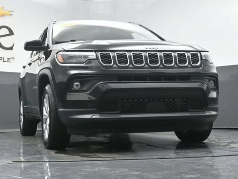 Used 2024 Jeep Compass Latitude AWD/4WD image 3