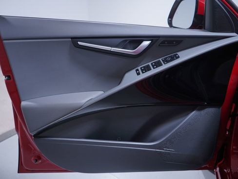 Used 2025 Kia Niro SX Touring image 16