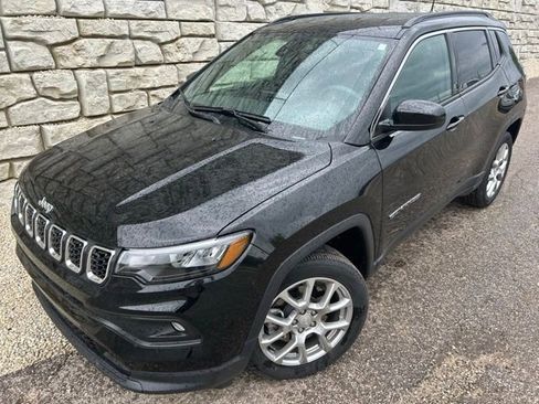 Used 2024 Jeep Compass Latitude AWD/4WD image 1