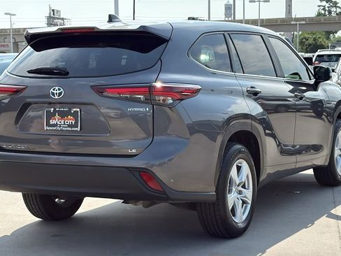 Used 2024 Toyota Highlander LE FWD image 5