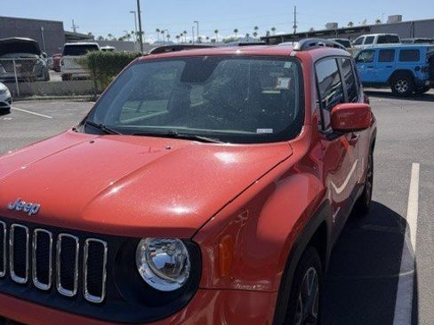 Used 2018 Jeep Renegade Latitude FWD image 2