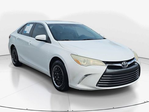 Used 2016 Toyota Camry LE FWD image 2