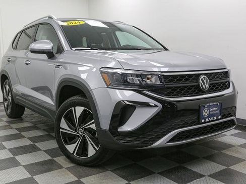 Certified 2024 Volkswagen Taos SE image 3