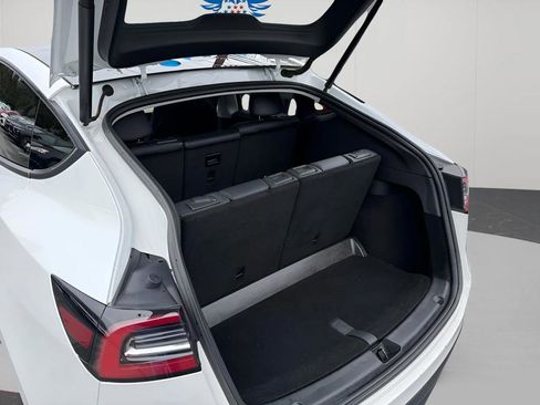 Used 2022 Tesla Model Y Long Range image 23