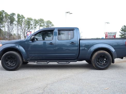 Used 2020 Nissan Frontier SV image 2