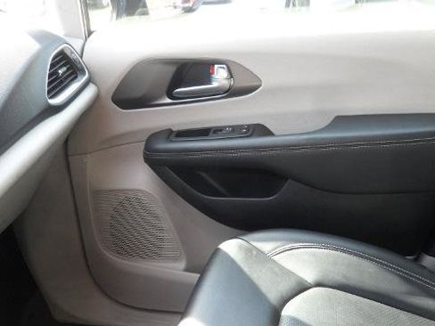 Used 2024 Chrysler Pacifica Touring-L FWD image 23
