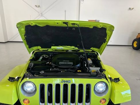 Used 2017 Jeep Wrangler Sahara w/ Connectivity Group AWD/4WD image 25