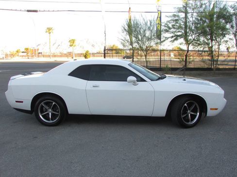 Used 2010 Dodge Challenger SE image 3