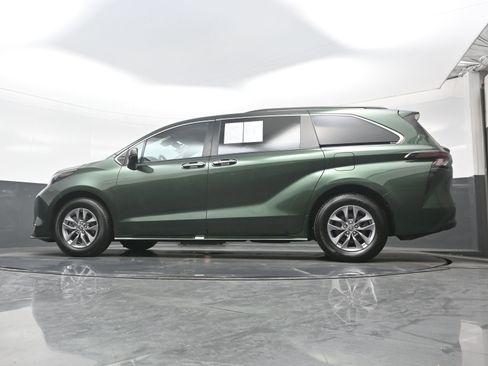 Used 2024 Toyota Sienna XLE image 31
