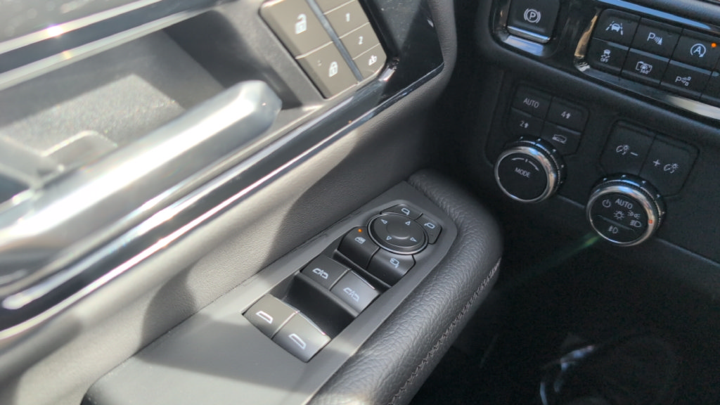 Used 2025 GMC Yukon Denali AWD/4WD image 13