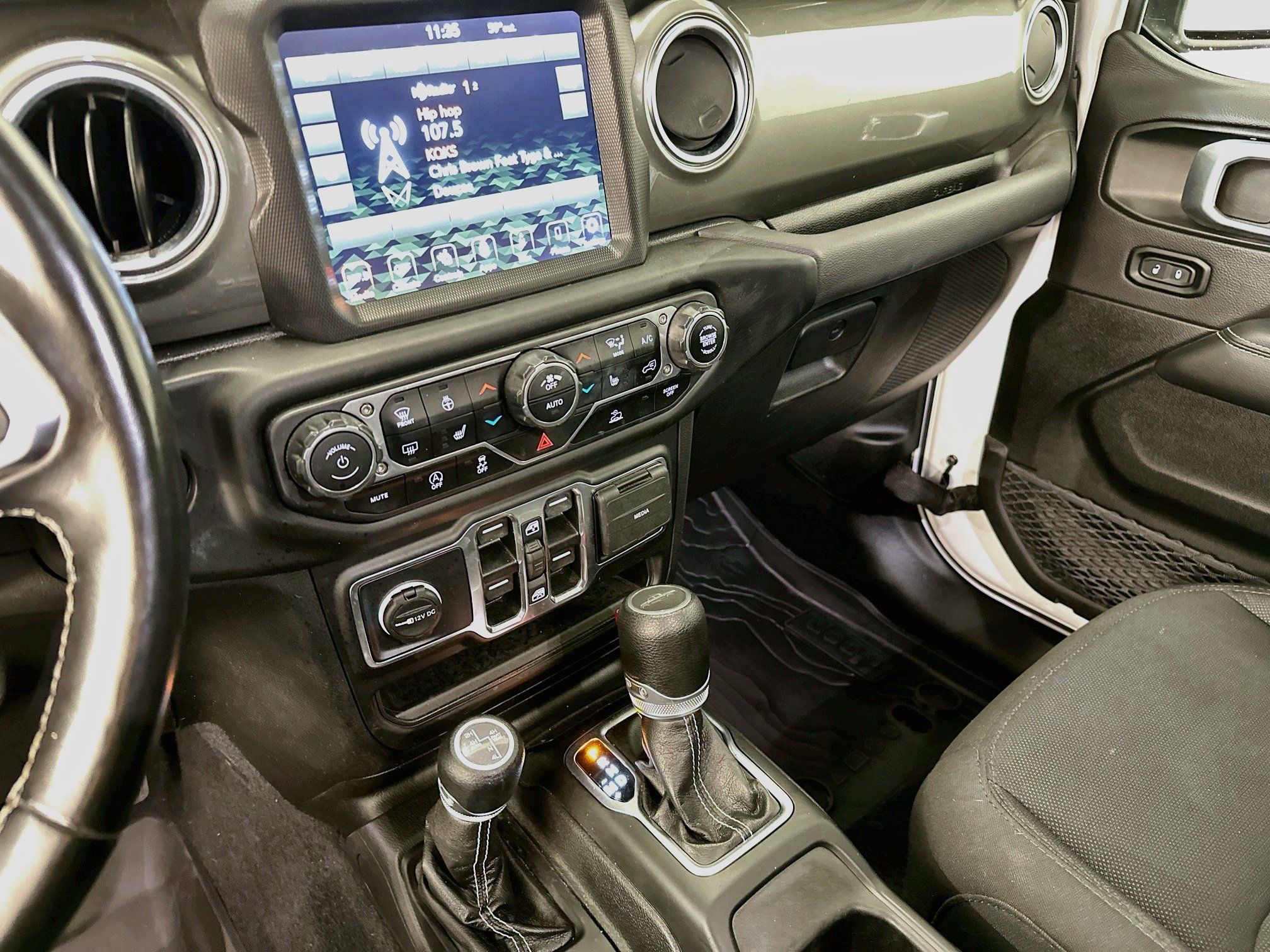 Used 2022 Jeep Gladiator Overland w/ Cold Weather Group AWD/4WD image 26