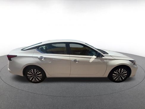 Used 2025 Nissan Altima 2.5 SV FWD image 16