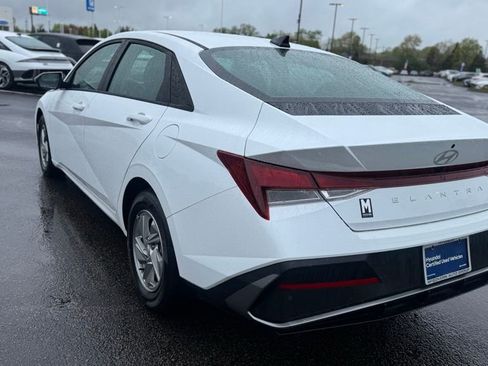 Certified 2025 Hyundai Elantra SE w/ Cargo Package FWD image 5