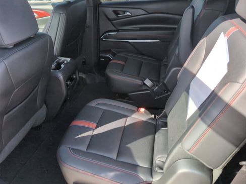 Used 2025 Chevrolet Traverse RS image 18