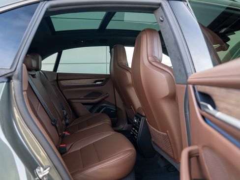 Certified 2025 Porsche Macan Turbo Electric AWD/4WD image 24