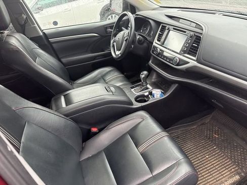 Used 2019 Toyota Highlander SE image 25