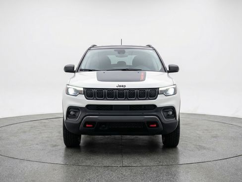 Used 2025 Jeep Compass Trailhawk AWD/4WD image 2