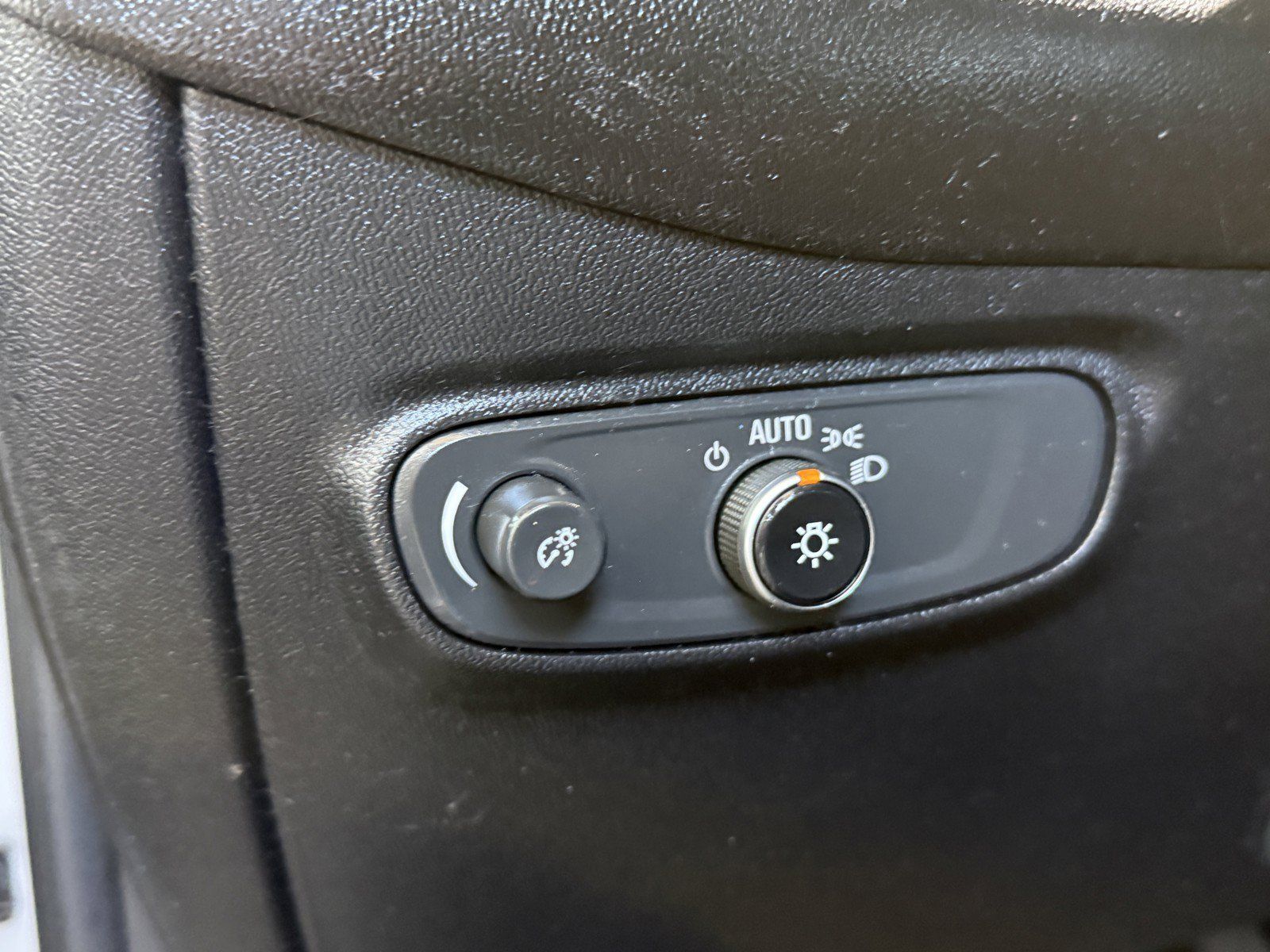 Used 2018 Chevrolet Equinox LT w/ Sun & Infotainment Package FWD image 23