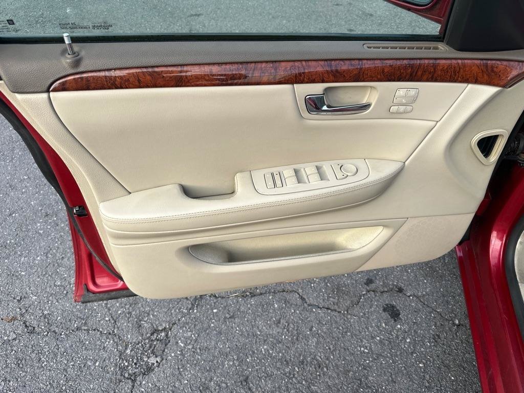 Used 2006 Cadillac DTS w/ Trunk Convenience Package FWD image 19