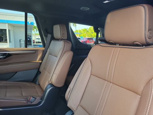 Used 2025 Chevrolet Tahoe High Country RWD image 9