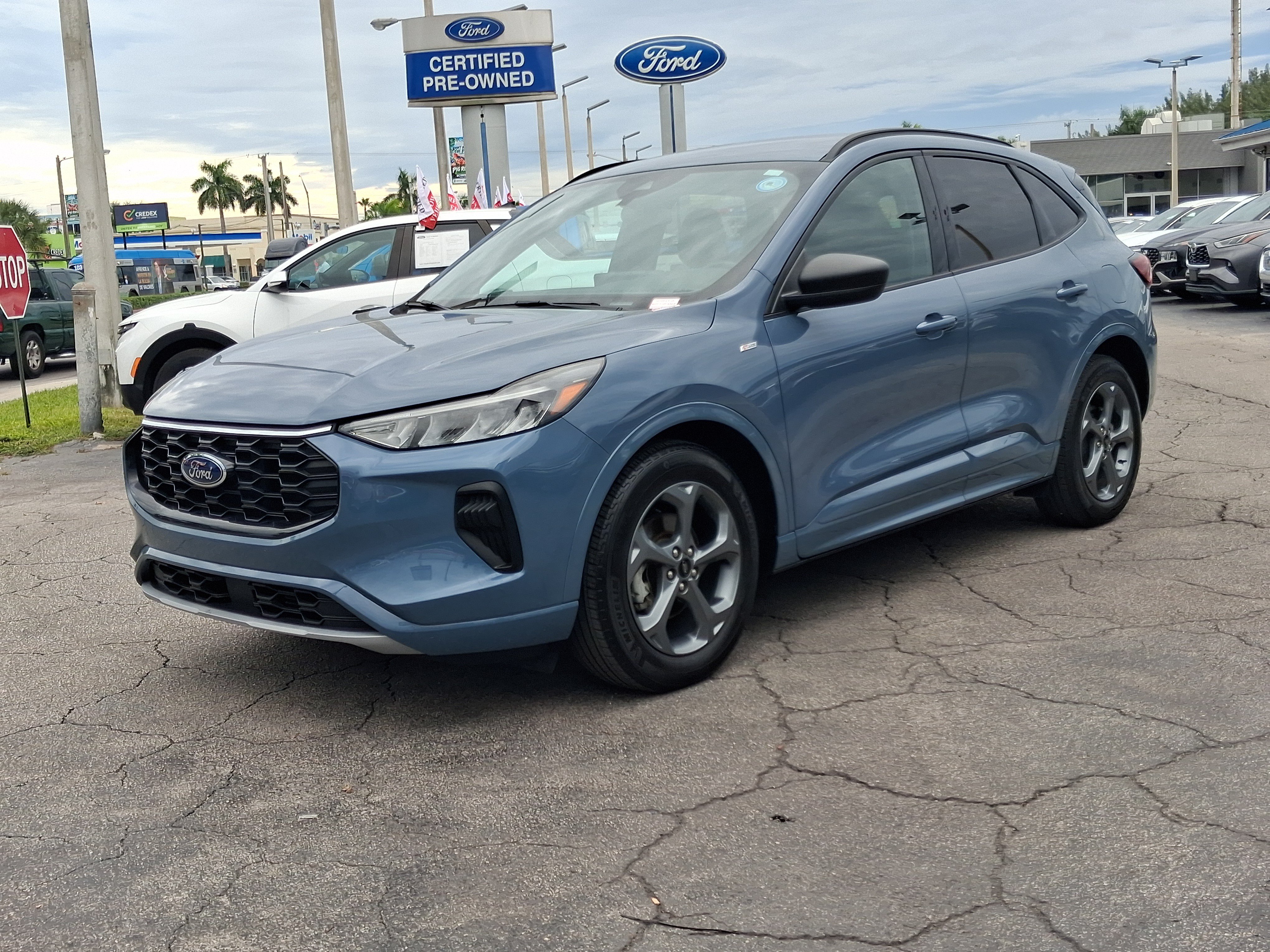 Used 2024 Ford Escape ST-Line w/ Tech Pack #1 FWD image 2