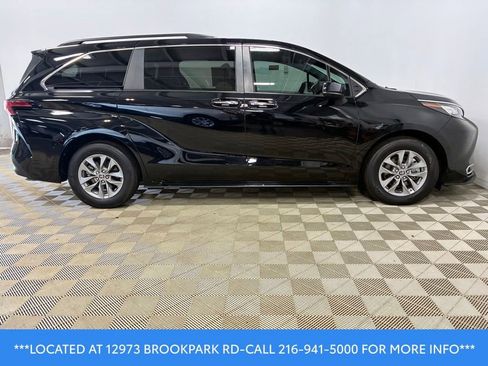 Used 2022 Toyota Sienna XLE FWD image 4