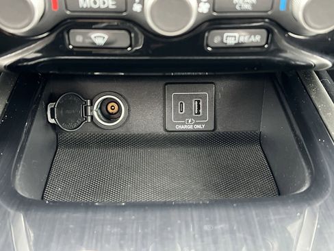 Used 2020 Nissan Pathfinder SV image 8