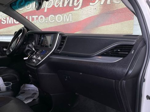 Used 2017 Toyota Sienna SE w/ Cargo Management Package image 13