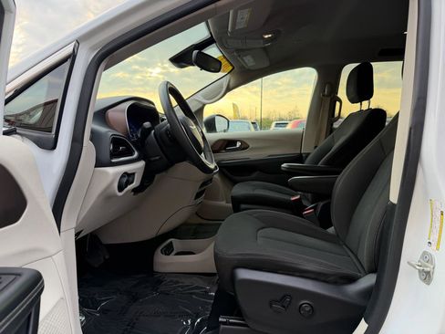 Used 2024 Chrysler Voyager LX image 14