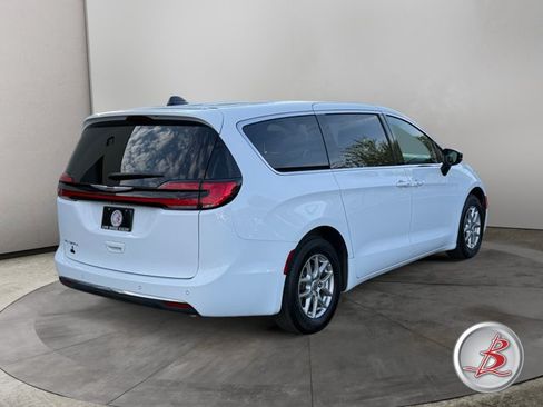 Used 2025 Chrysler Pacifica Select FWD image 7
