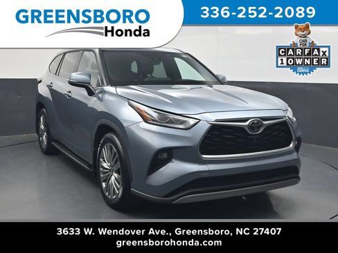 Used 2022 Toyota Highlander Platinum AWD/4WD image 1