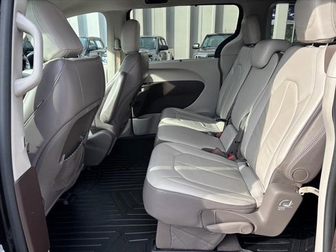 Used 2017 Chrysler Pacifica Touring-L image 10