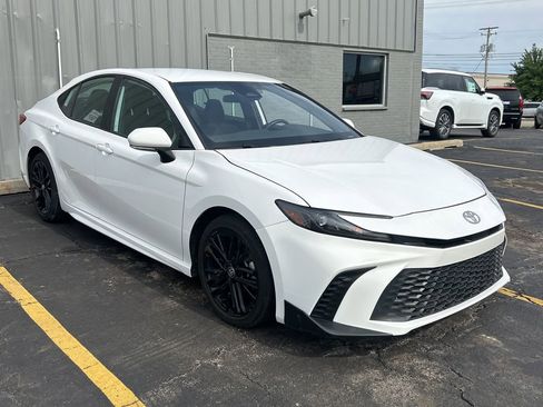 Used 2025 Toyota Camry SE FWD image 3
