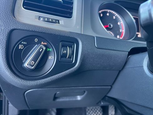 Used 2015 Volkswagen Golf S image 38