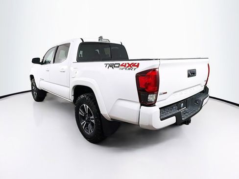 Used 2018 Toyota Tacoma TRD Sport image 5