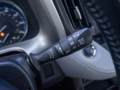 Used 2018 Toyota RAV4 Limited AWD/4WD image 28