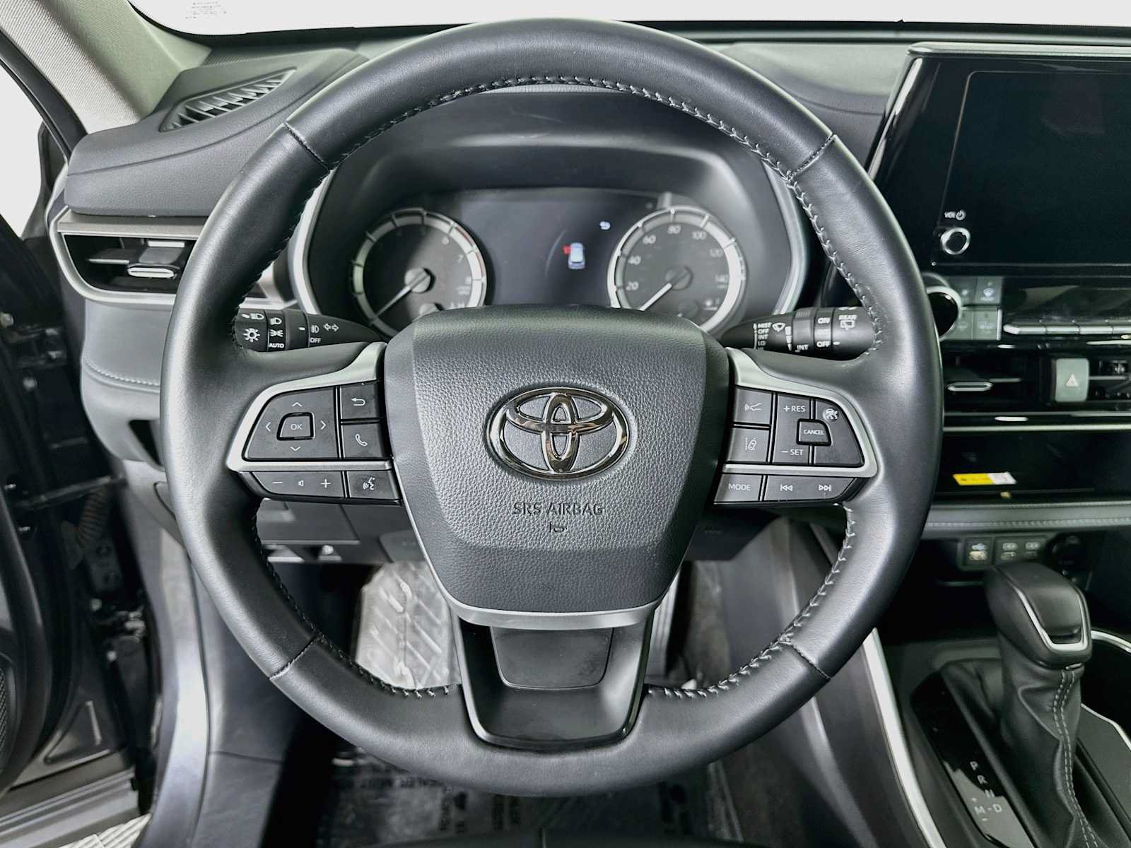 Used 2024 Toyota Highlander XLE FWD image 11