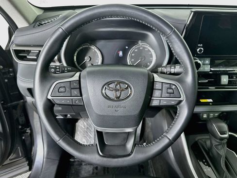 Used 2024 Toyota Highlander XLE FWD image 11